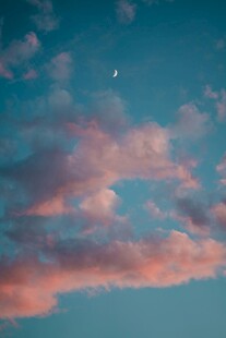 晚霞中的弯月