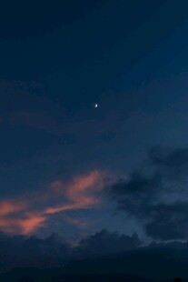 夜空下的绚烂云霞