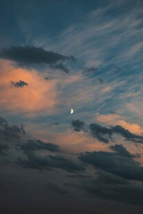 黄昏天空中的月亮与云彩