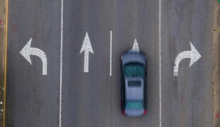 道路上行驶的蓝色汽车