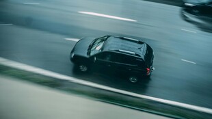 公路上行驶的黑色汽车
