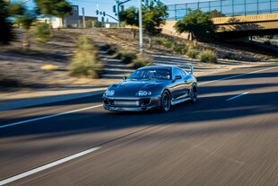 公路上疾驰的汽车