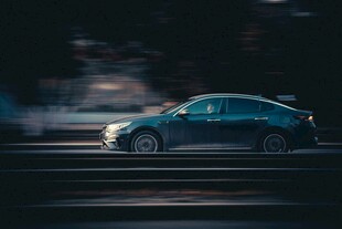 疾驰的炫酷轿车