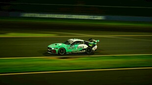 绿色赛车赛道飞驰
