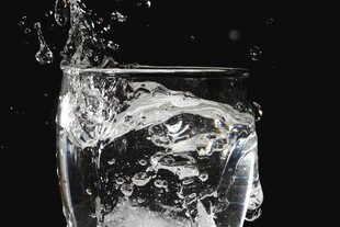 冰块入水瞬间水花飞溅