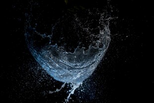 水滴飞溅瞬间