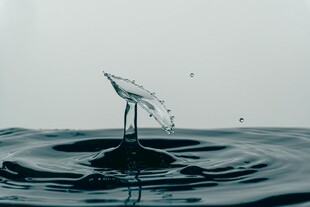 水滴入水瞬间的美妙画面