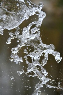 水花飞溅瞬间