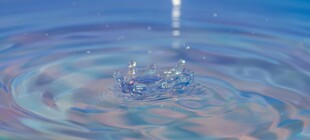 水滴落入水面