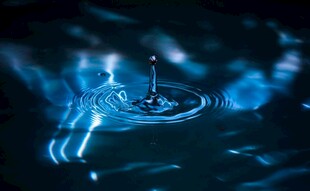 水滴入水泛起蓝色涟漪