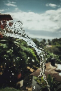 水流飞溅