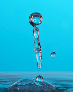 水滴跃动瞬间