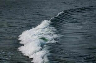 海上翻涌的白色浪花