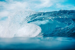 蓝色海浪翻涌的壮观瞬间