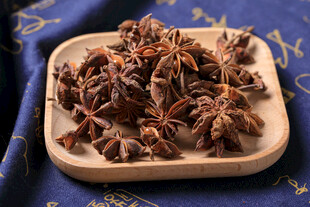 木盘上的八角香料