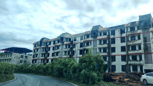 多层建筑旁的道路景观
