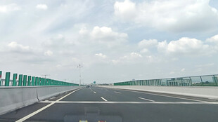 宽阔公路延伸向远方