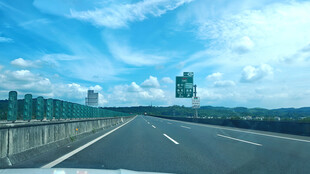 宽阔高速公路风景