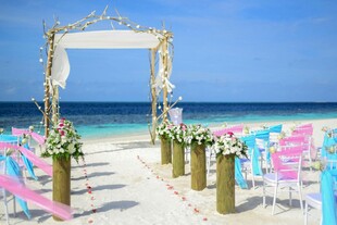 海滩浪漫婚礼布置场景