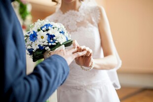新人婚礼上手捧花特写