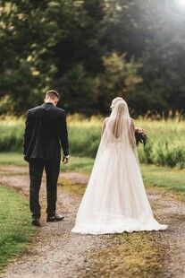 新婚夫妇漫步林间小道