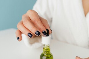 女性涂指甲油瞬间