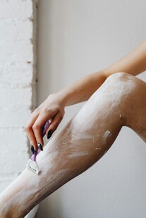 女性腿部涂抹泡沫画面