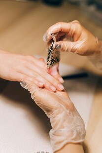 美甲师为顾客精心美甲