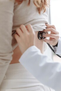 医生为患者听诊腹部