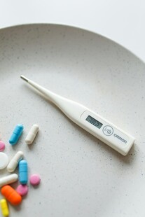 体温计与多彩药片