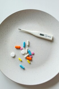 盘中体温计与多彩药片