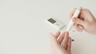 手持血糖仪进行采血检测
