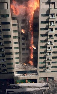 高楼突发大火现场画面