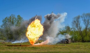 野外剧烈爆炸场景