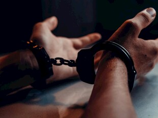 戴手铐的双手