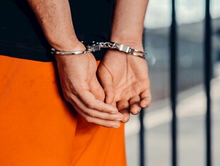 戴手铐的双手