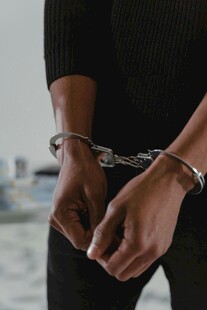 戴手铐的双手