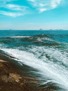 海浪拍岸