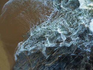 海浪拍打礁石的瞬间