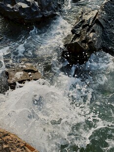 山间溪流湍急的美丽景象
