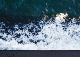 海上浪花翻涌的壮观景象