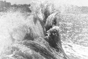 汹涌海浪拍击瞬间
