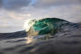 海浪翻涌的壮丽瞬间