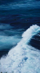 海浪翻涌的壮阔海洋景象