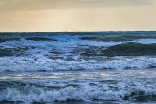 夕阳下的海浪美景