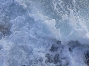 海浪翻涌的白色泡沫