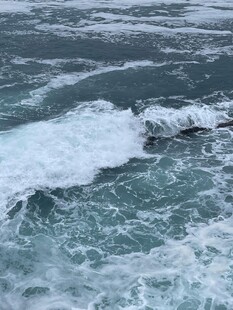 汹涌海浪中的白色浪花