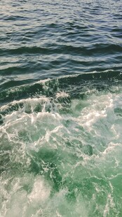 海浪翻涌的灵动海面