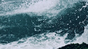 汹涌海浪拍击岸边岩石