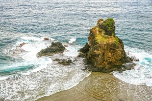 海浪拍岸之景
